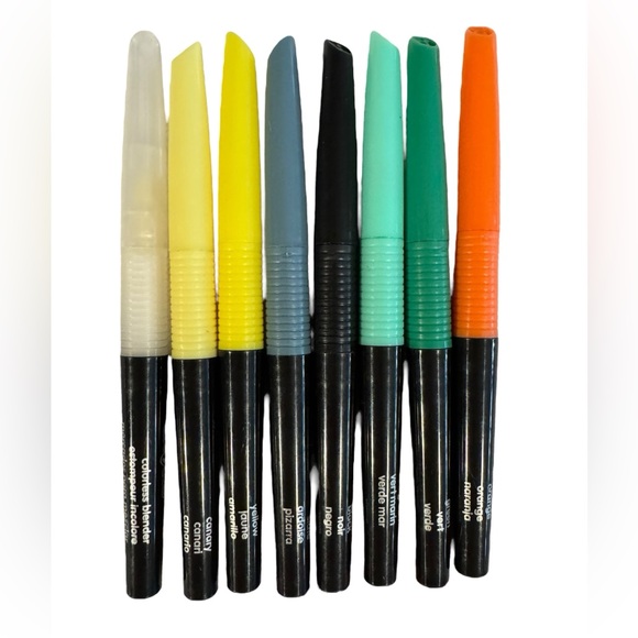 59 Page Crayola Doodle Book & 16 Crayola Blending Pen Markers - Picture 2 of 5